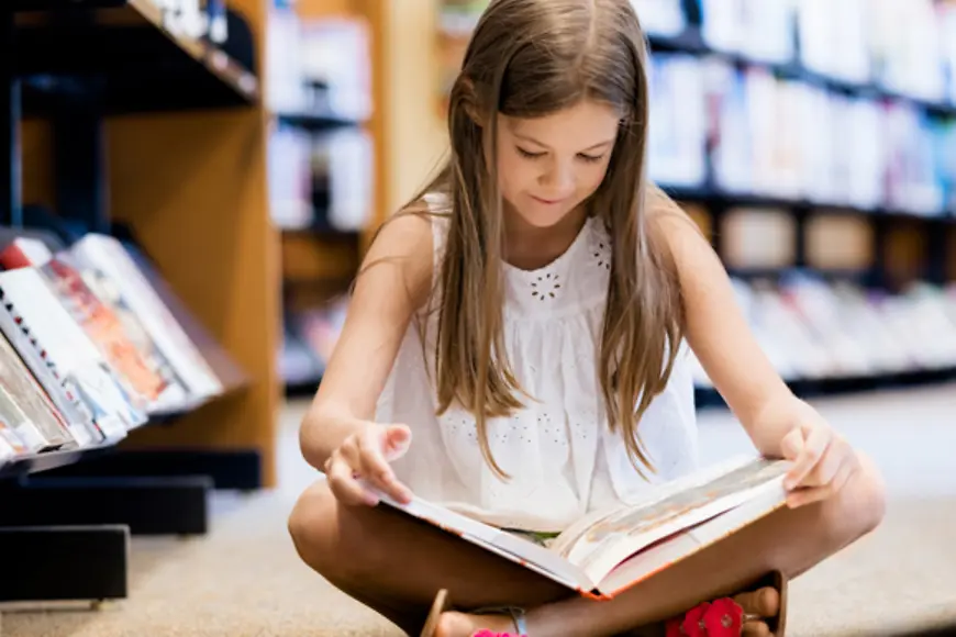 Mädchen liest ein Buch