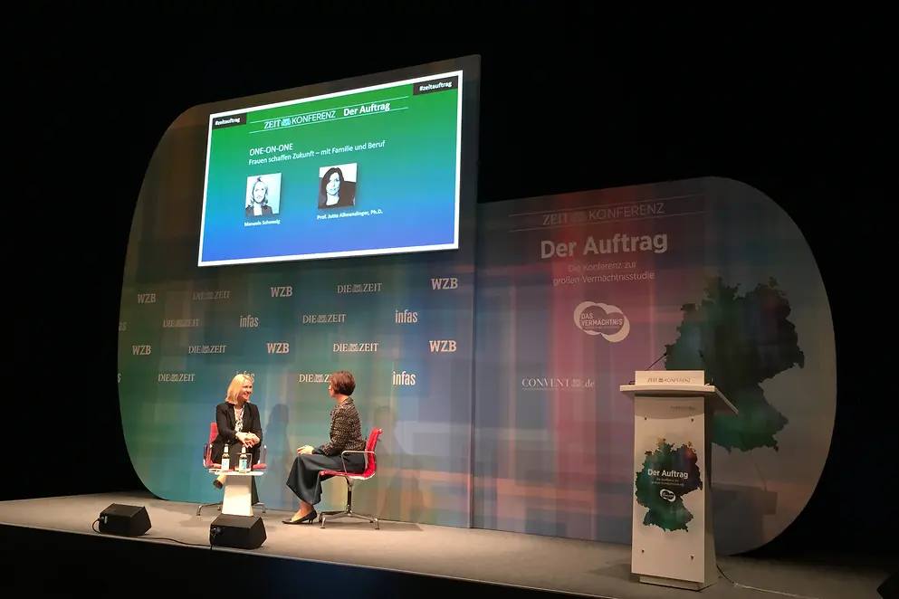 Manuela Schwesig im Gespräch mit Prof. Dr. Jutta Allmendinger auf einer Bühne
