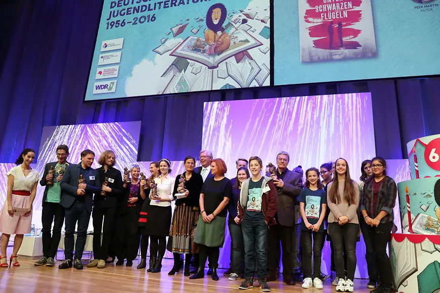 Dr. Ralf Kleindiek bei der Preisverleihung des Jugendliteraturpreises 2016 auf einer Bühne