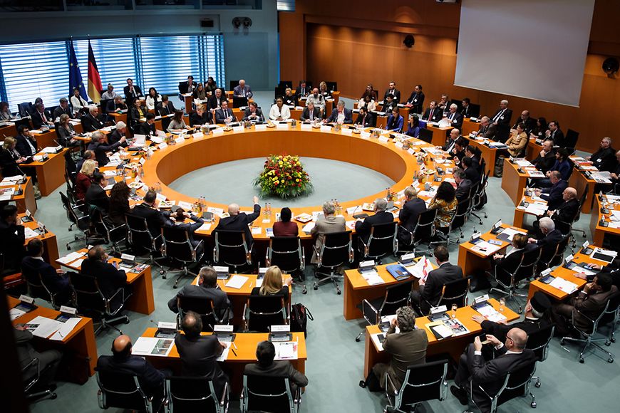 Teilnehmende des 9. Integrationsgipfels im Bundeskanzleramt