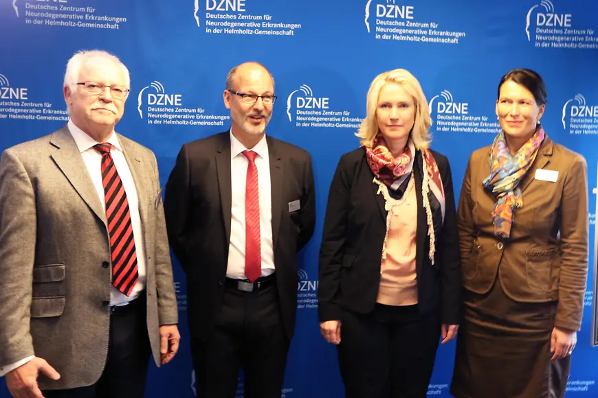 Gruppenbild mit Manuela Schwesig zu "Demenz: Lebenswelt- und patientenzentrierte Hilfen in Mecklenburg-Vorpommern"