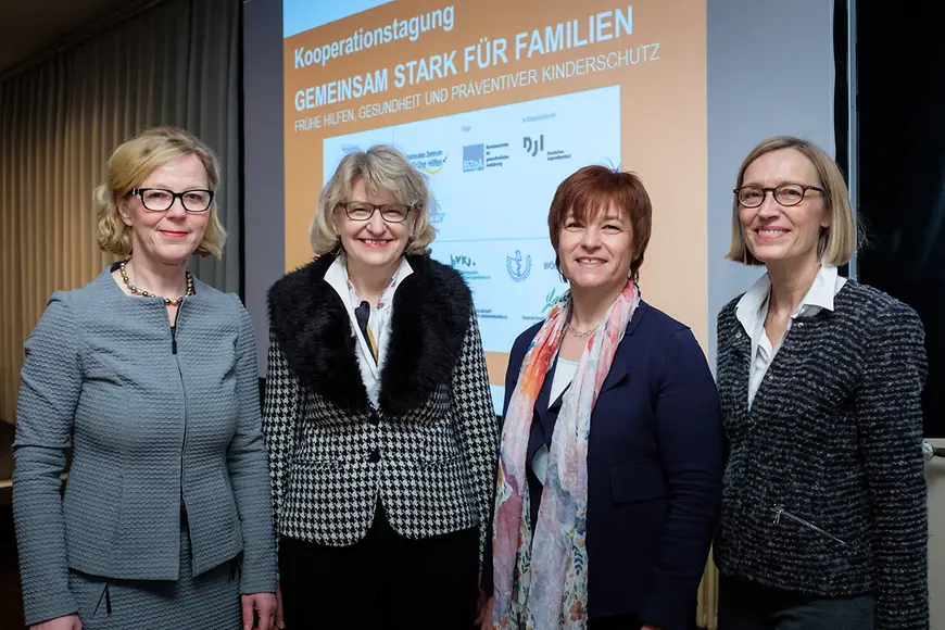 Gruppenbild mit Caren Marks auf der Kooperationstagung "Gemeinsam stark für Familien"