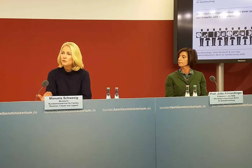 Manuela Schwesig stellt gemeinsam mit WZB-Präsidentin Prof. Jutta Allmendinger die Ergebnisse der WZB-Studie vor
