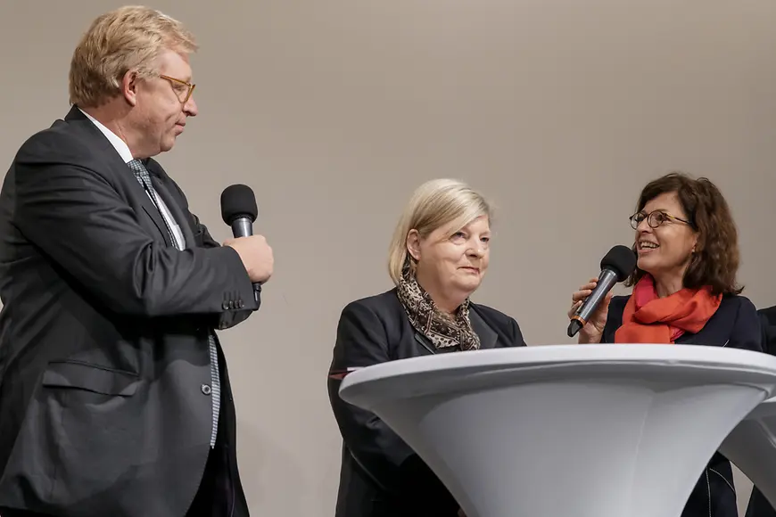 Dr. Ralf Kleindiek diskutiert dem Podium der Jubiläumsveranstaltung des Deutschen Hospiz- und PalliativVerbandes e.V.