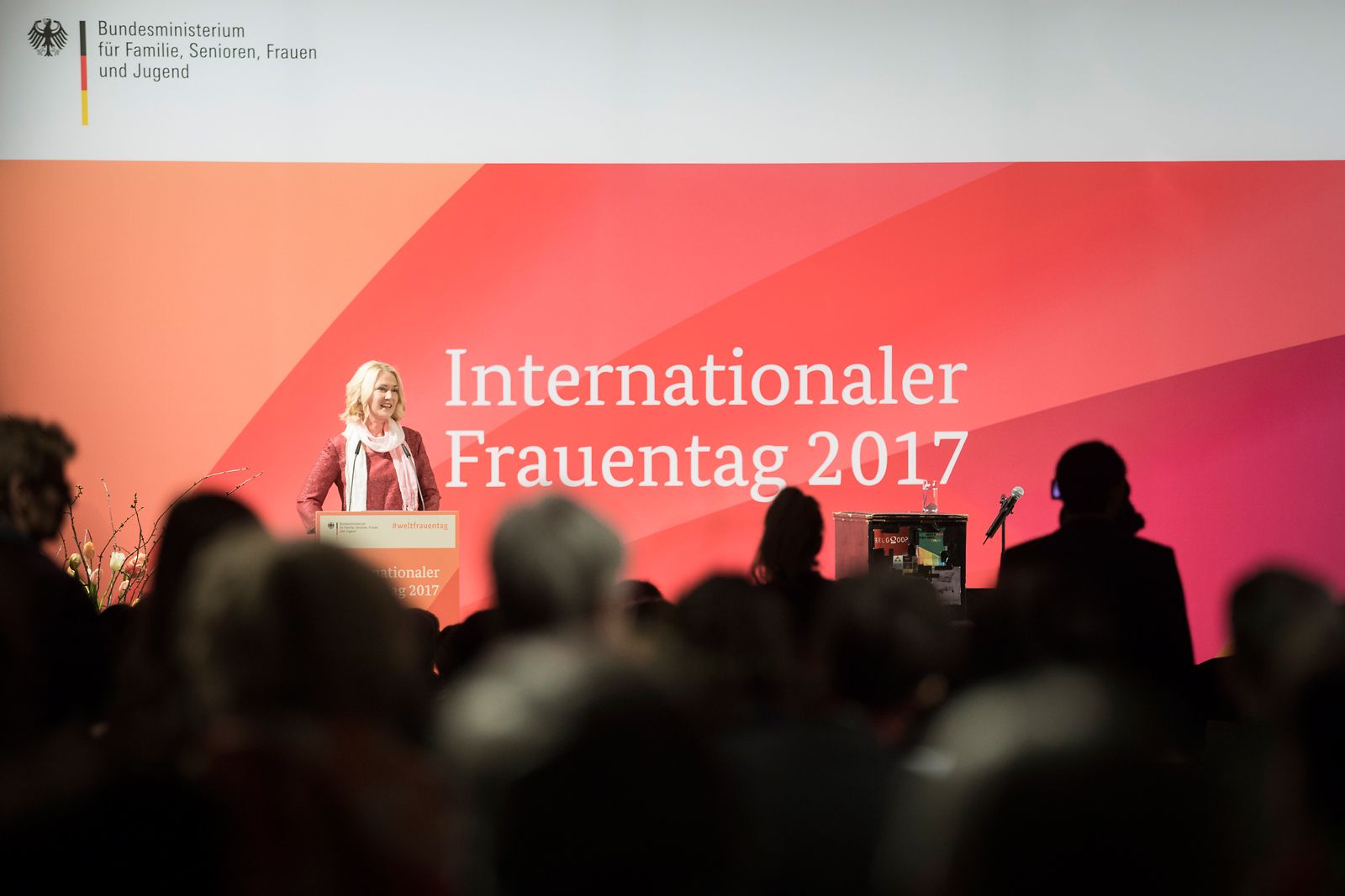 Manuela Schwesig auf einer Bühne während ihrer Rede.