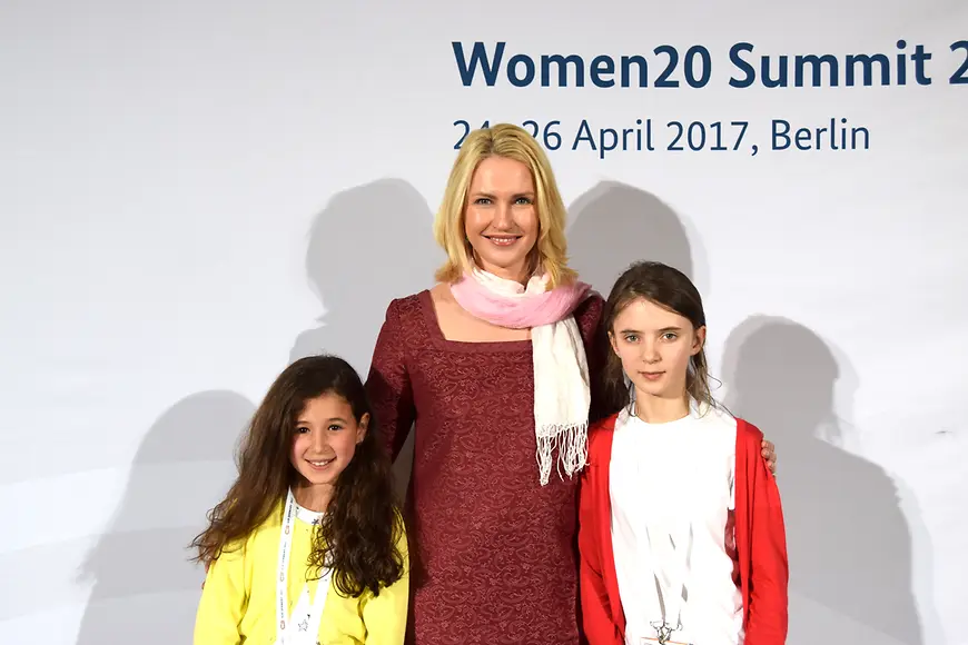 Hanna und Yola-Marie mit Manuela Schwesig