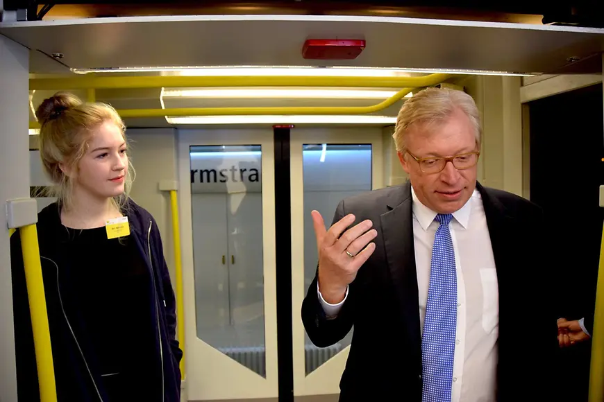 Dr. Ralf Kleindiek mit einer Teilnehmerin des Girls'Day bei den Berliner Verkehrsbetrieben