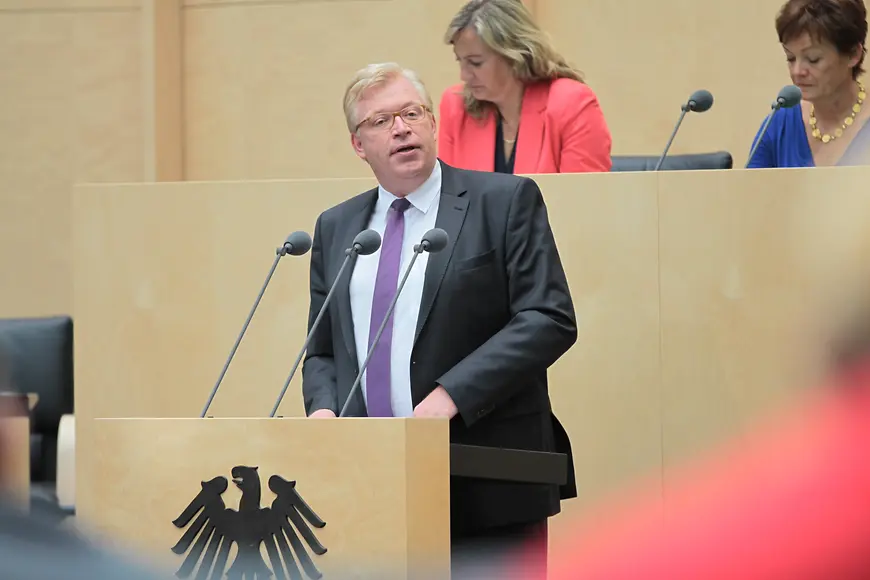 Dr. Ralf Kleindieck spricht am Rednerpult des Bundesrats