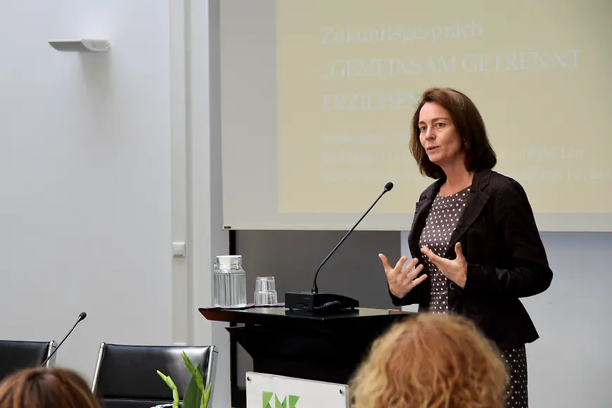 Dr. Katarina Barley spricht an einem Rednerpult