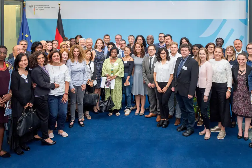 Eine Frau und ihre Tochter lächeln auf einem Bild. Sie stehen sinnbildlich für gelungene Integration.