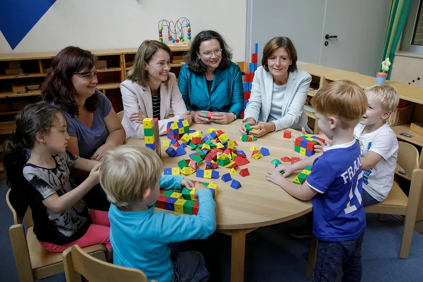 Dr. Katarina Barley gemeinsam mit Malu Dreyer und Andrea Nahles in der Kita Nepomuk