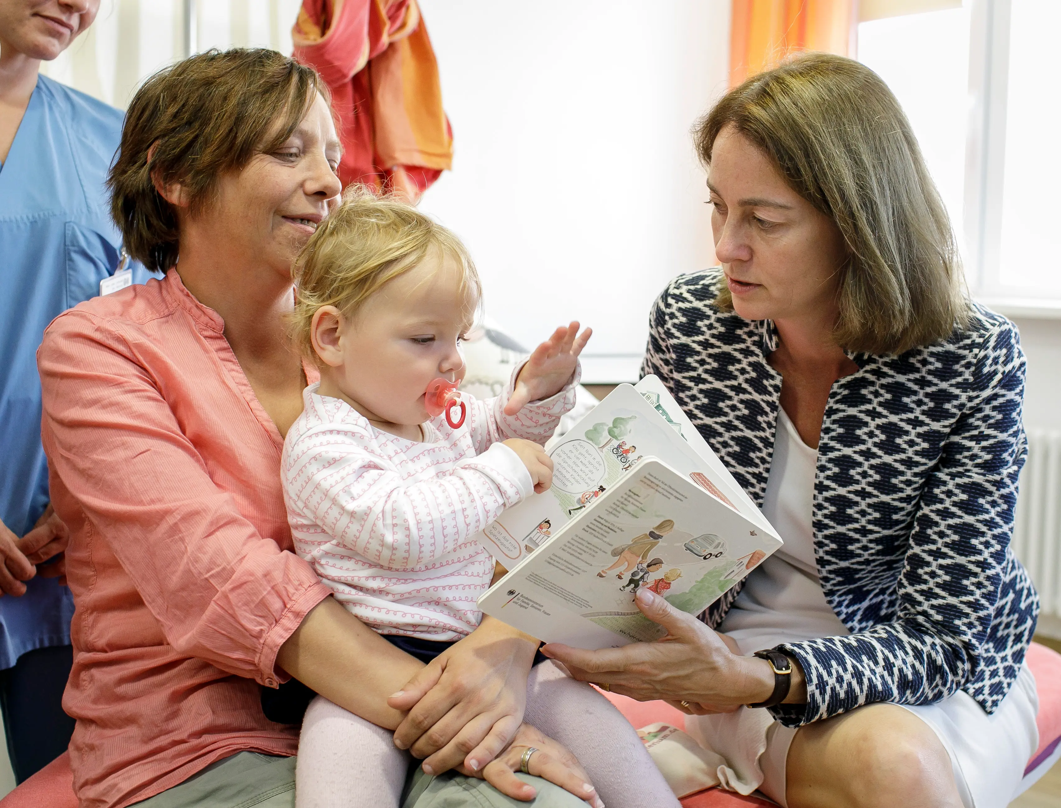 Dr. Katarina Barley im Gespräch mit Hebammen und einer jungen Familie in der Uniklinik Halle