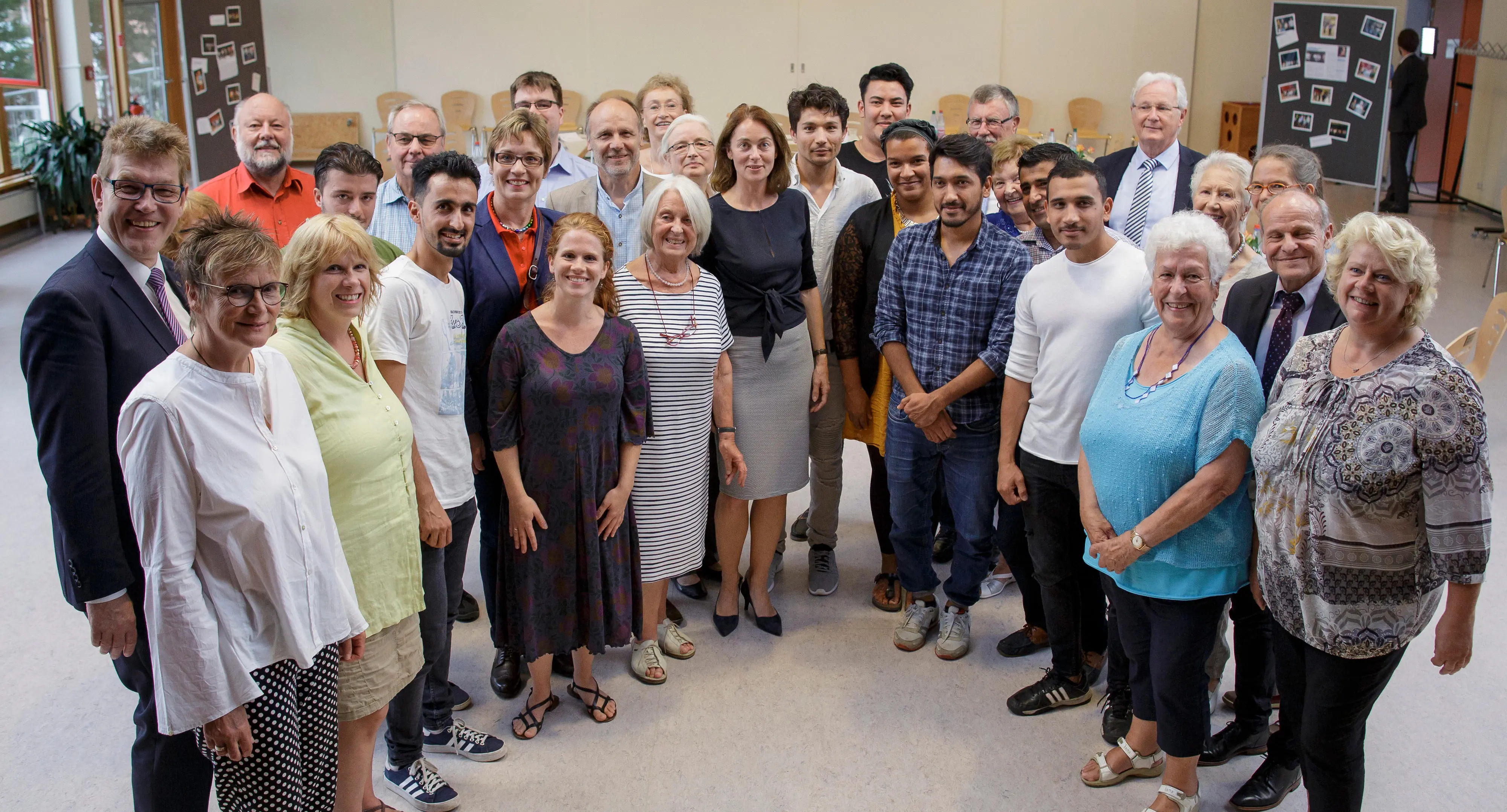Dr. Katarina Barley beim Besuch des Mehrgenerationenhauses Eschborn