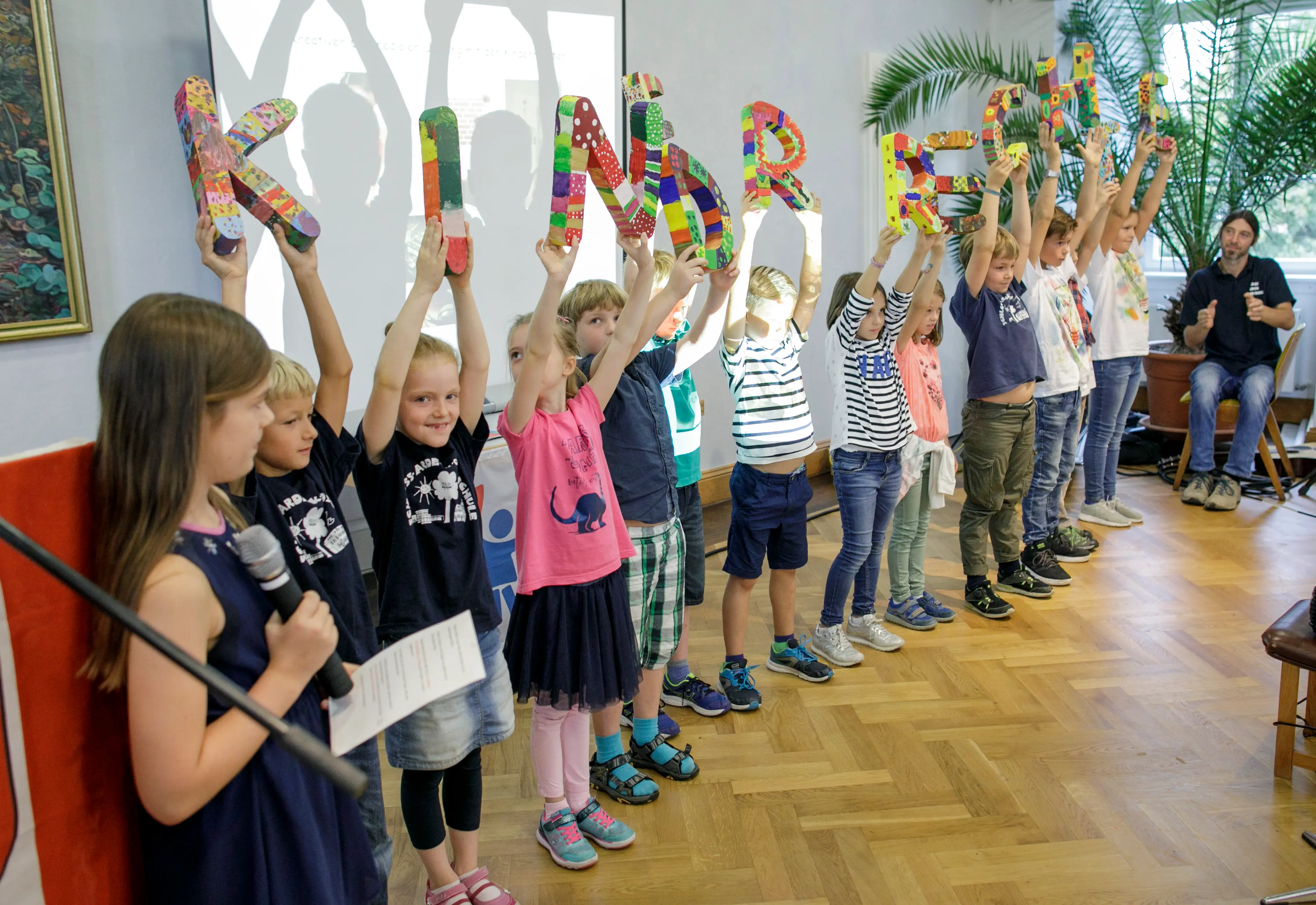 Grundschüler der Schloss-Ardeck-Grundschule in Gau-Algersheim präsentieren Kinderrechte