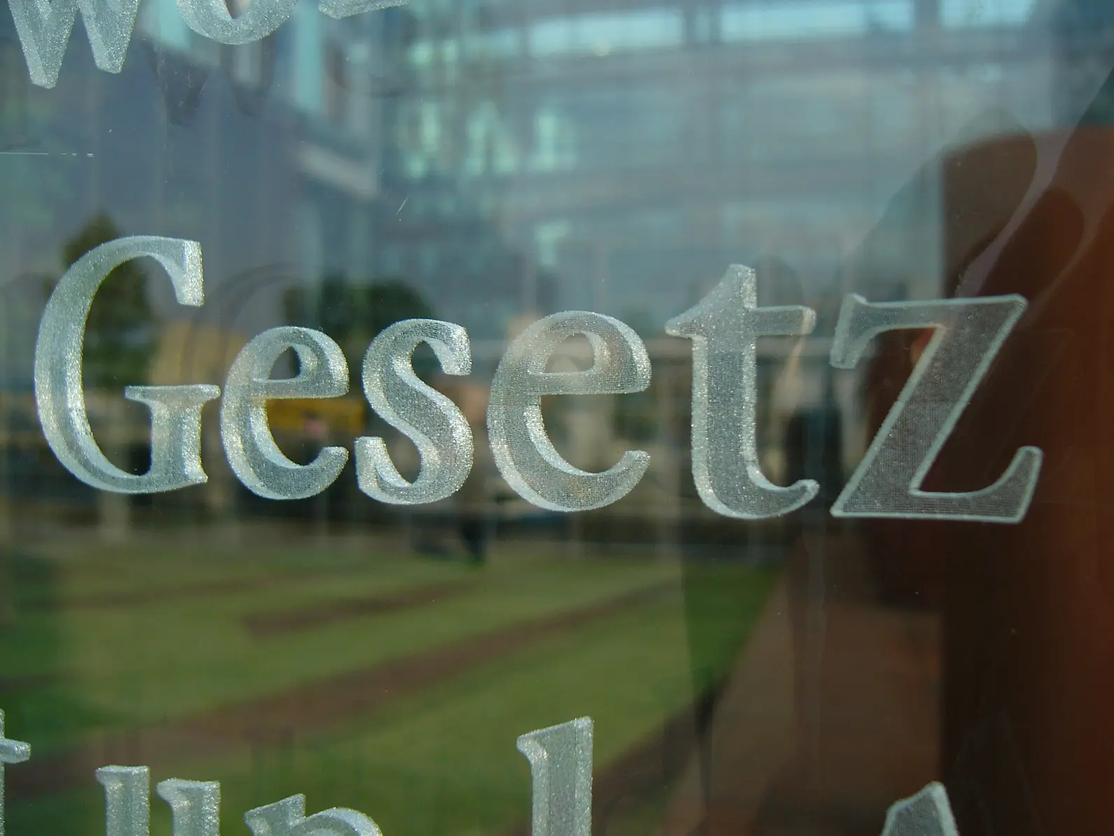 Glasscheibe in die das Wort Gesetz eingeprägt ist