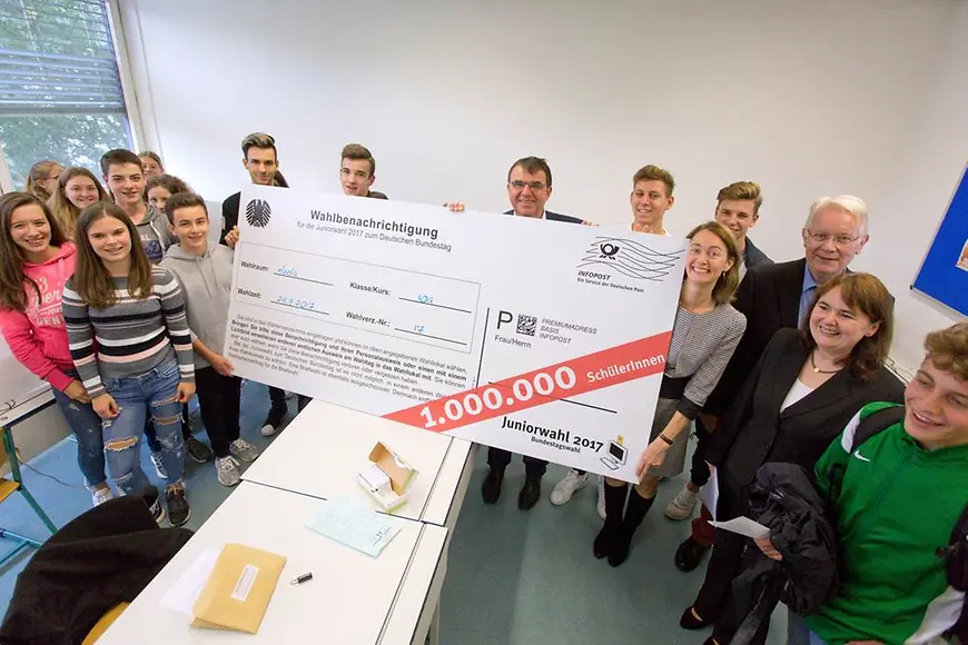 Bundesjugendministerin Barley überreicht eine XXL-Walbenachrichtigung an Schülerinnen und Schüler