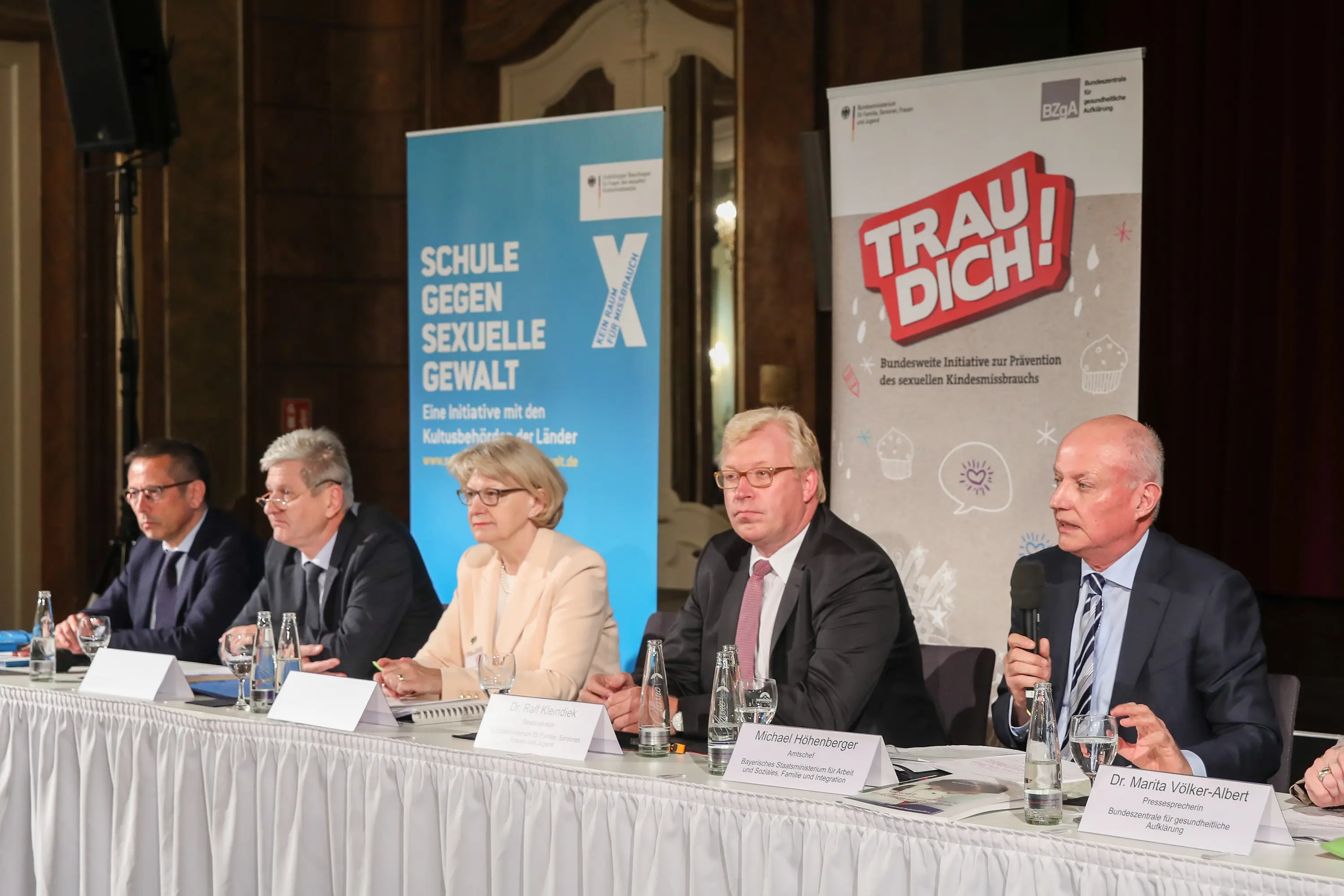 Dr. Ralf Kleindiek und Dr. Heidrun Thaiss mit Kindern aus Münchner Schulen