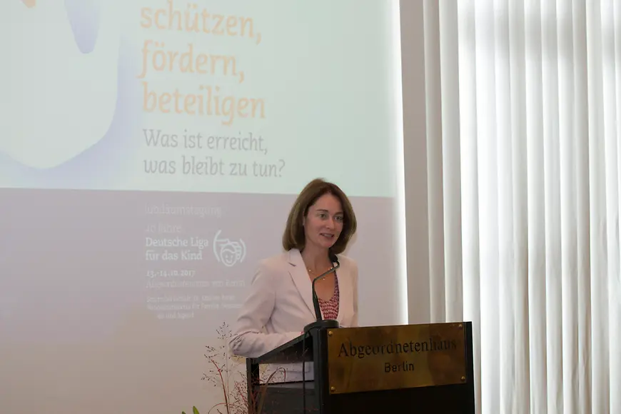 Katriana Barley am Rednerpult im Vordergrund Köpfe des Publikums