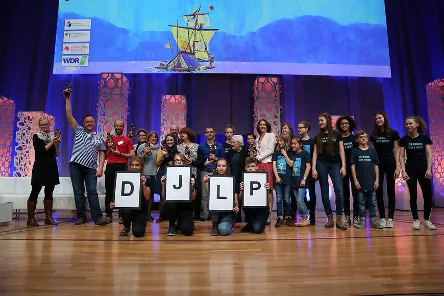 Bundesministerin Dr. Katarina Barley mit den Preisträgerinnen und Preisträgern und der Jugendjury