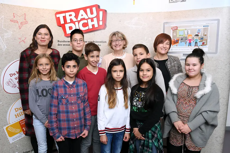 Caren Marks, Dr. Heidrun Thaiss und Sandra Scheeres mit Schülerinnen und Schülern