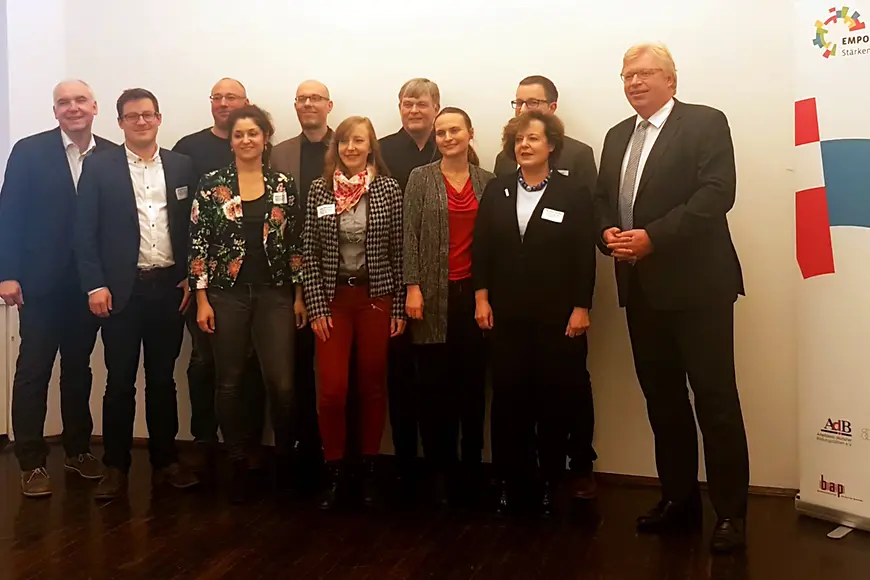 Gruppenfoto: Dr. Ralf Kleindiek mit den Mitgliedern der Steuerungsgruppe des Projektes "Empowerment by Democracy"