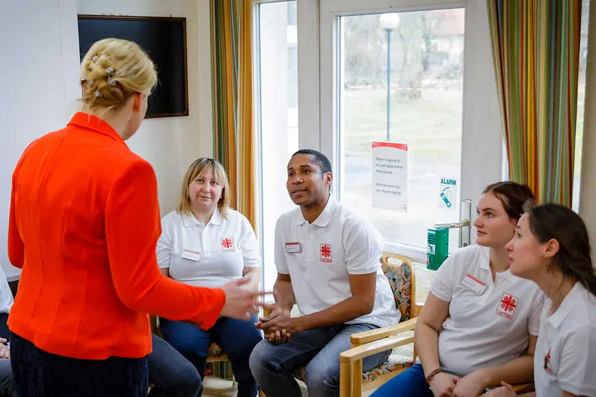 Gruppenfoto mit Franziska Giffey und Pflegefachkräften