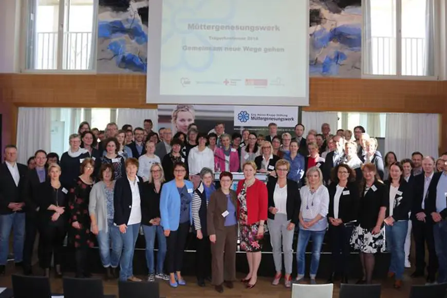 Ein Gruppenfoto mit der Ministerin und weiteren Gästen