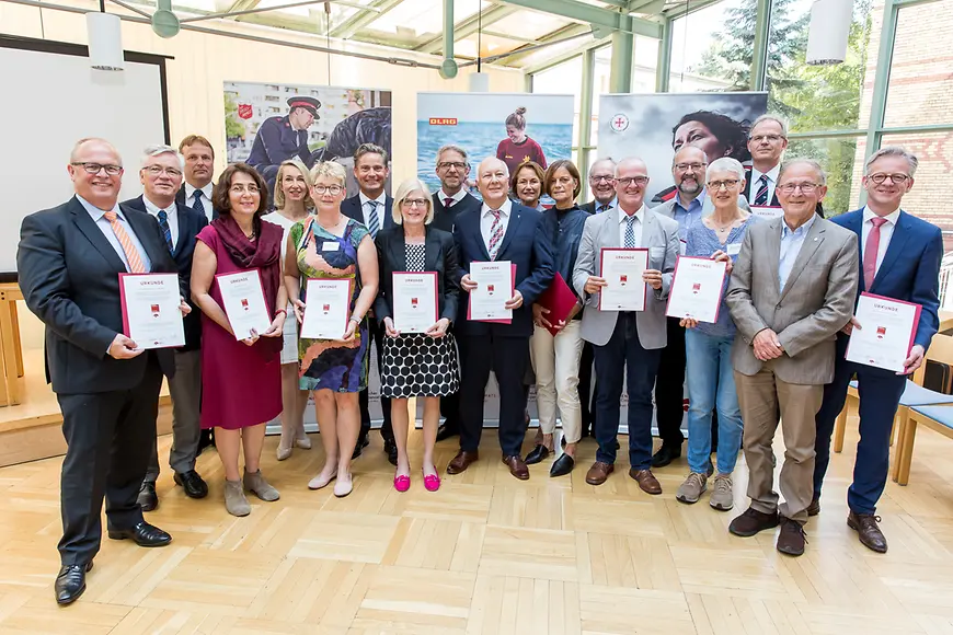 Das Bild zeigt Vertreterinnen und Vertreter von Organisationen, die ihr Zertifikat in den Händen halten.