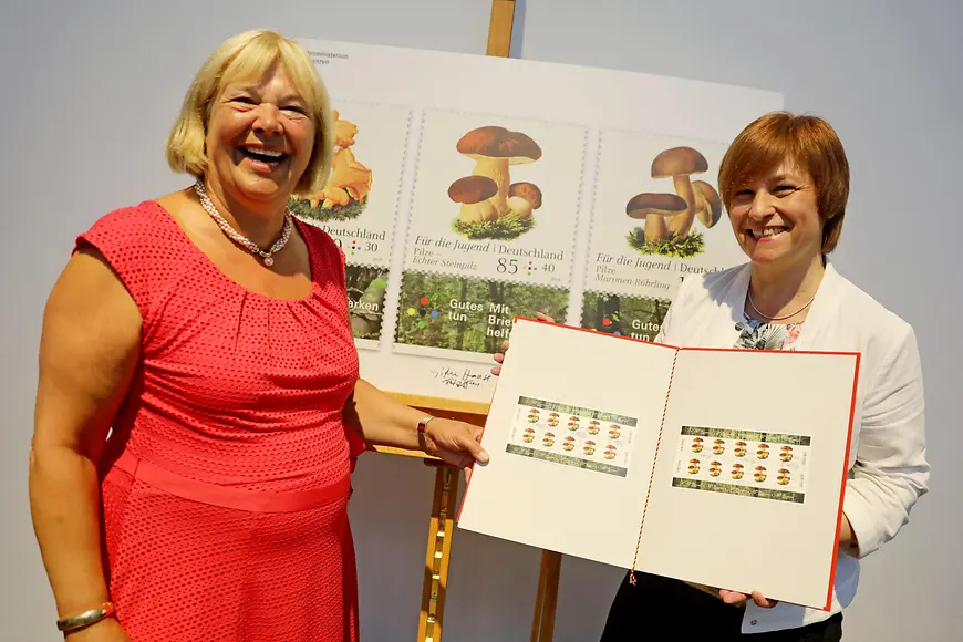 Das Bild zeigt Bettina Hagedorn und Caren Marks