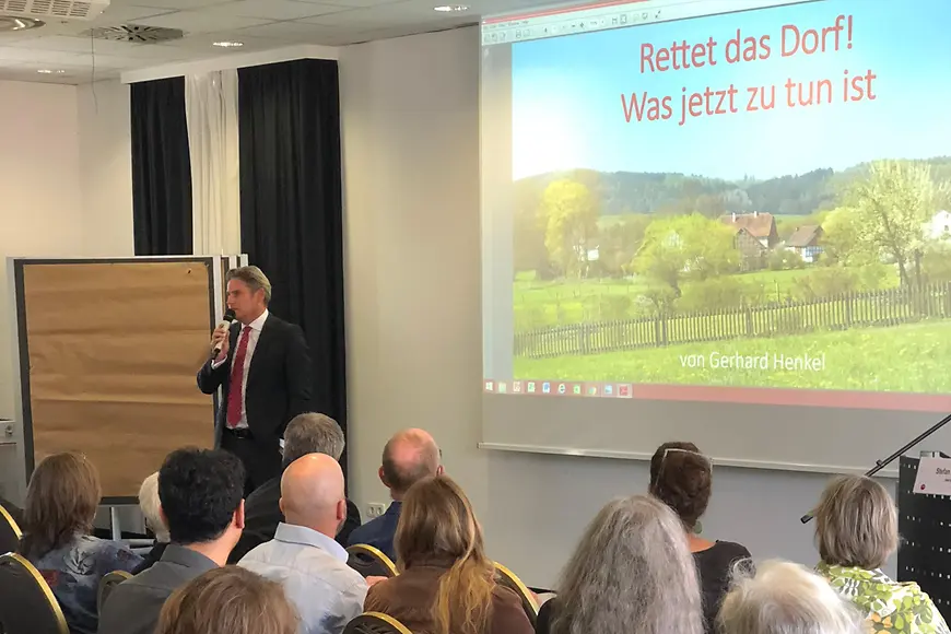 Das Bild zeigt Stefan Zierke vor Publikum