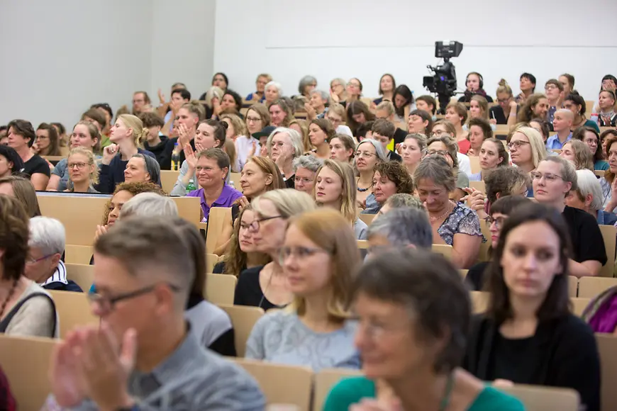 Das Bild zeigt Frauen in einem Hörsaal