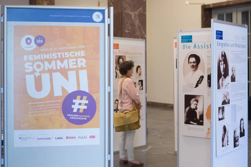 Das Bild zeigt eine Frau in einer Ausstellung