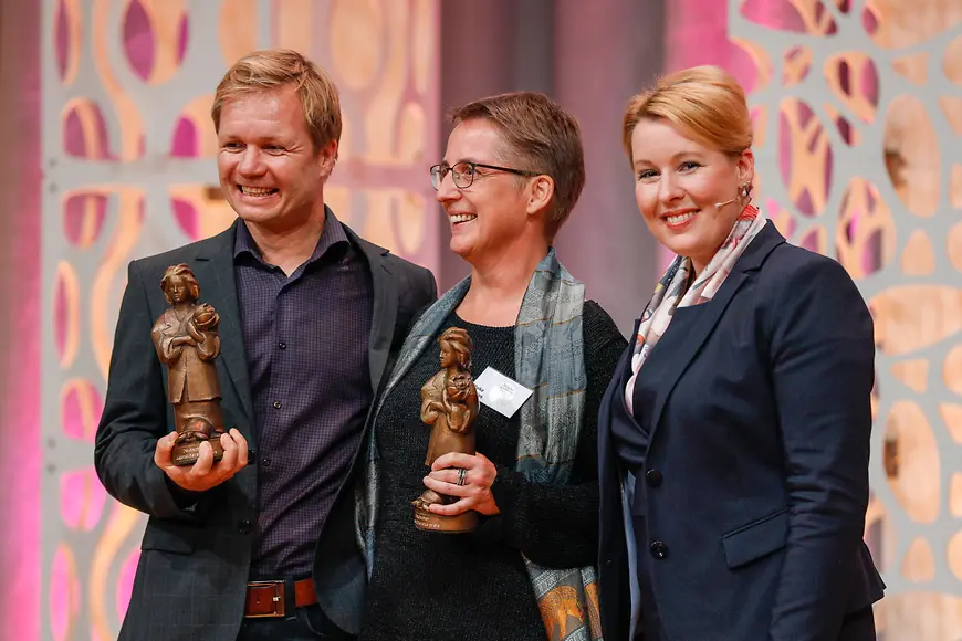 Das Bild zeigt Dr. Franziska Giffey, wie sie einen Preis überreicht