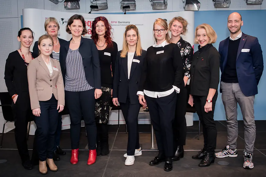 Das Bild zeigt Juliane Seifert hinter einem Rednerpult auf einer Bühne