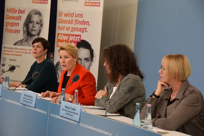 Dr. Franziska Giffey und weitere Teilnehmerinnen einer Pressekonferenz