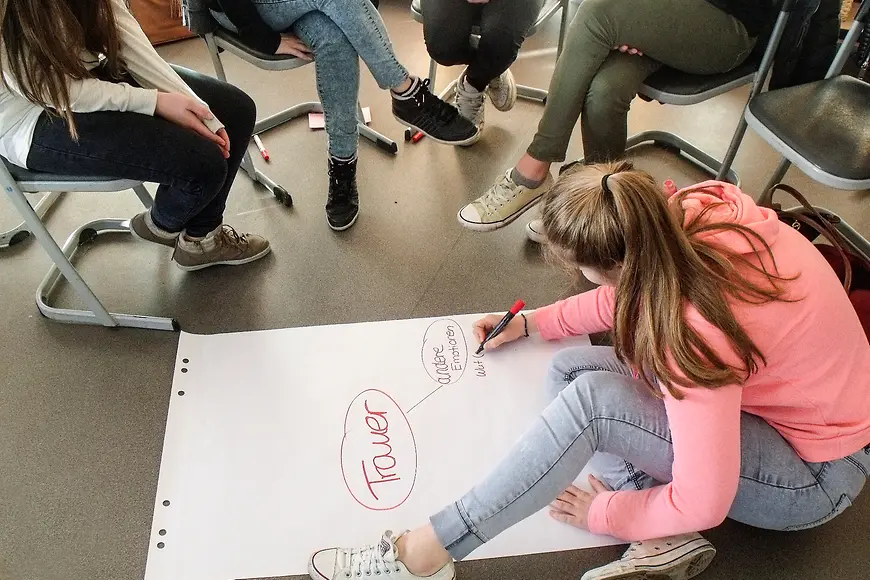 Das Bild zeigt ein malendes Mädchen