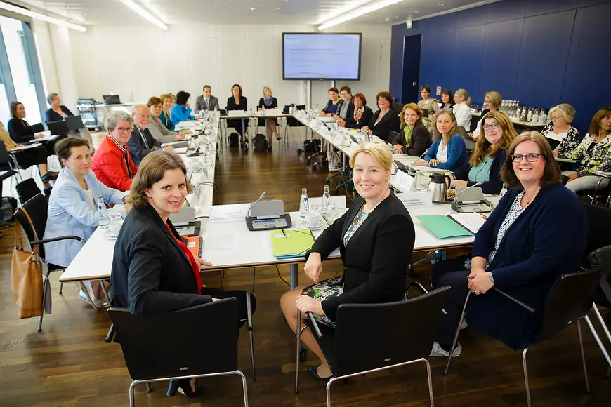 1JGiffey-04gewaltggFrauen