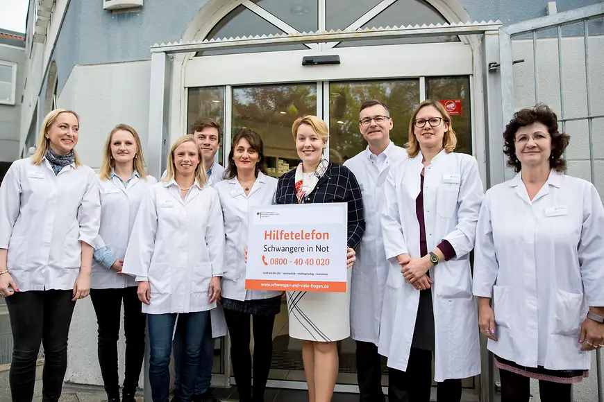 Das Bild zeigt Franziska Giffey mit einer Gruppe von Apothekerinnen und Apothekern
