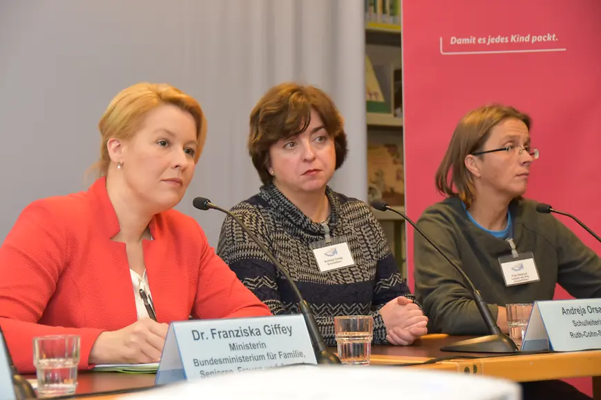 Das Bild zeigt Franziska Giffey auf einem Podium