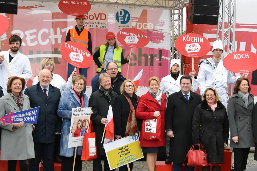 Das Bild zeigt Dr. Franziska Giffey mit mehreren Menschen aufgereiht zu einem Gruppenbild