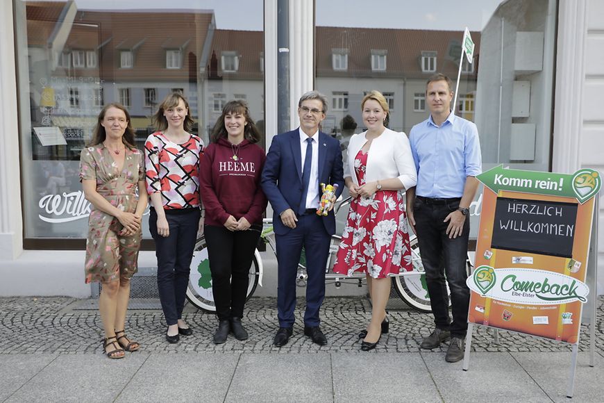 Die Bundesfamilienministerin und eine Gruppe von Menschen