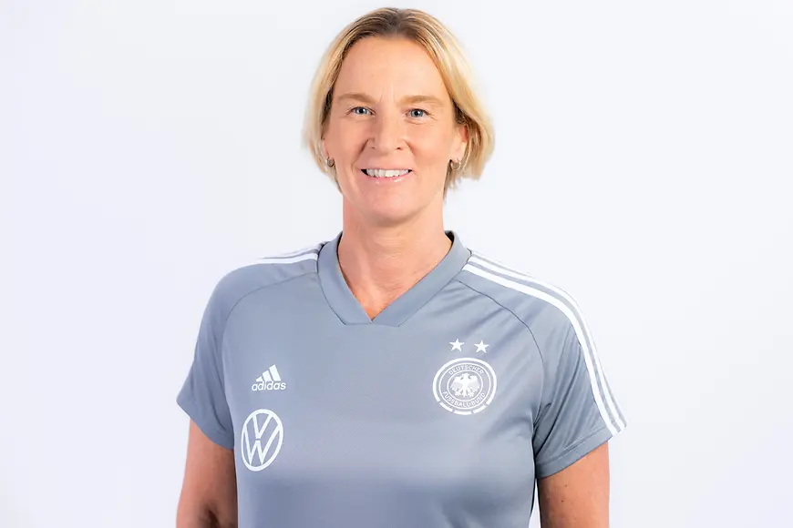 Porträtfoto von Martina Voss-Tecklenburg im Nationaltrikot