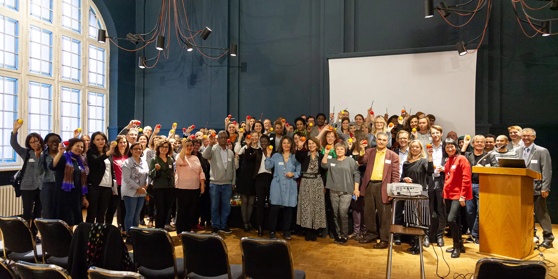 Eine große Menschengruppe in einem Saal