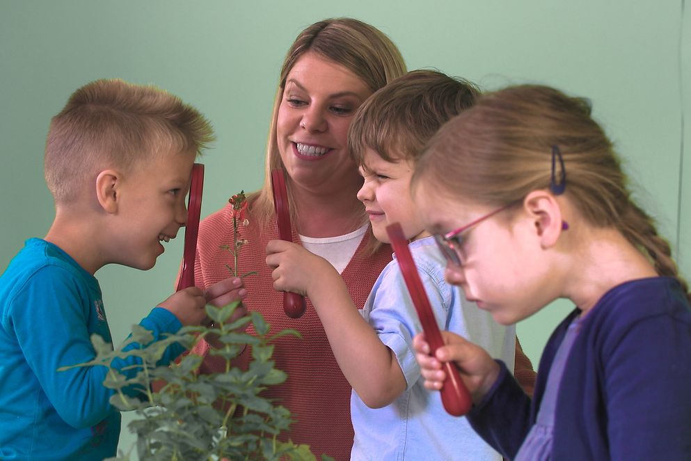 Mit Erzieherin Jenny wird aus Neugier Naturwissenschaft