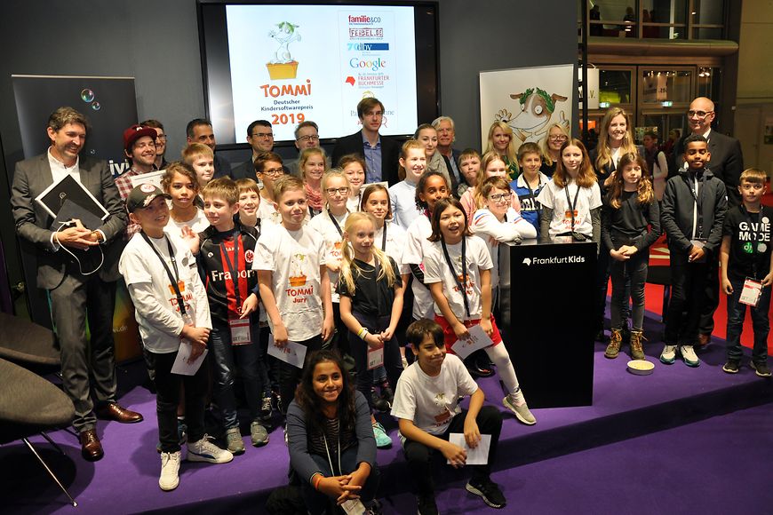 Gruppenfoto mit Kindern und Erwachsenen von der Preisverleihung 