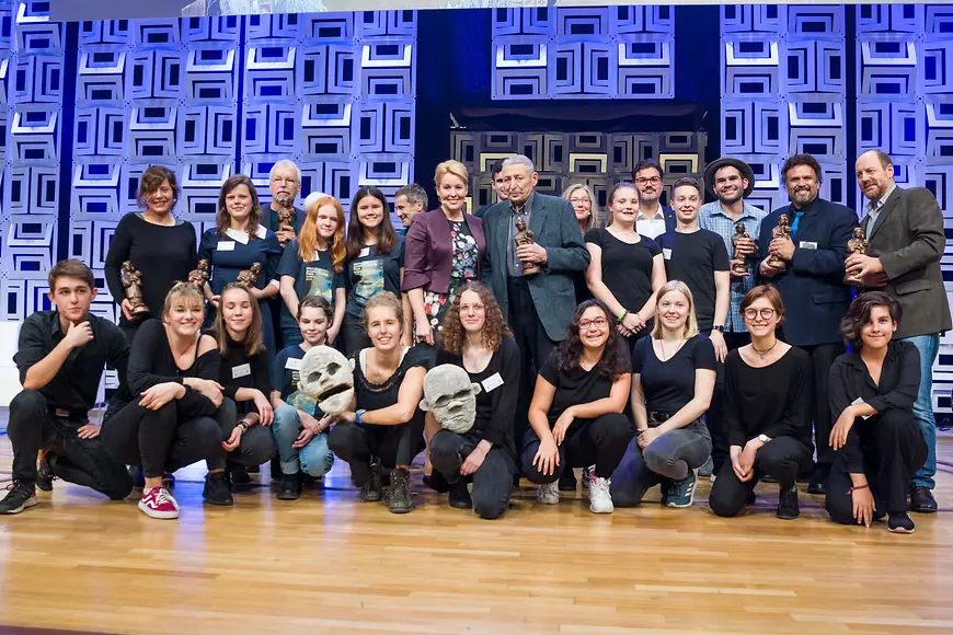 Dr. Franziska Giffey mit den Gewinnerinnen und Gewinnern des Deutschen Jugendliteraturpreises und Mitgliedern der Jury