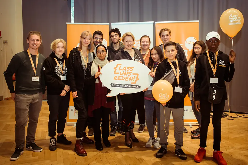 Dr. Franziska Giffey mit Schülerinnen und Schülern der Fritz-Karsen-Schule in Berlin