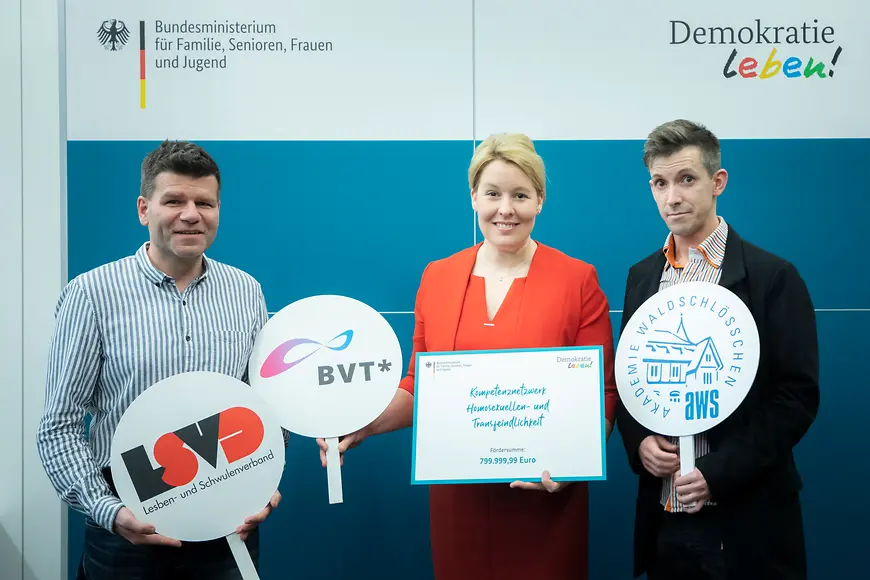 Dr. Franziska Giffey mit zwei Vertretern des Kompetenznetzwerkes "Homosexuellen- und Transfeindlichkeit"