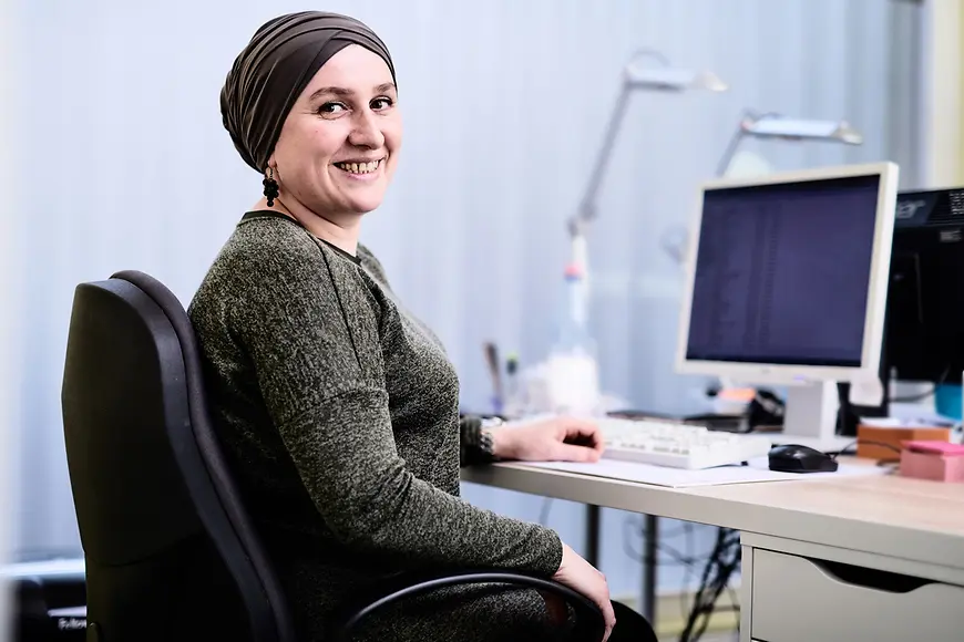 Eine Frau sitzt am Computer