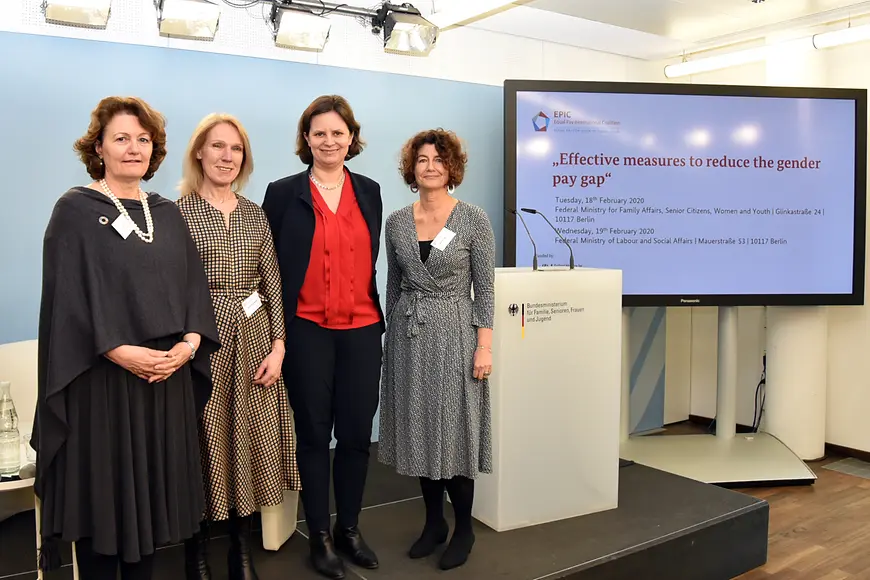 Juliane Seifert mit drei Teilnehmerinnen der zweitägigen Konferenz 